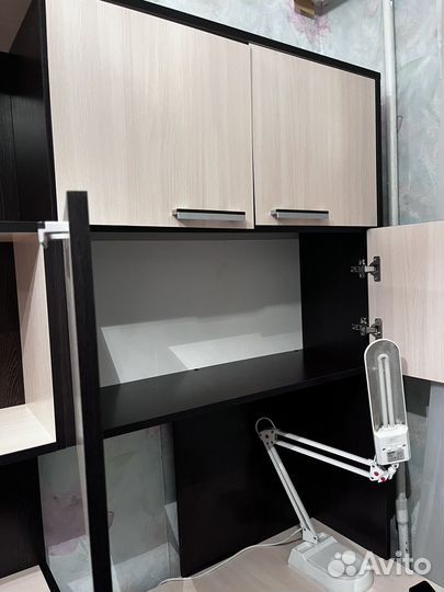 Письменный стол для школьника с полками