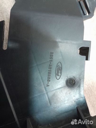 Кронштейн замка двери левый Ford Fiesta Mk5 (2002—