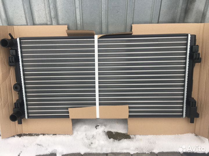 Радиатор охлаждения основной Volkswagen Polo