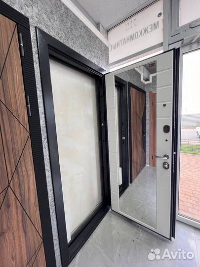 Входная дверь с зеркалом