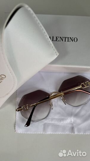 Солнцезащитные очки Valentino