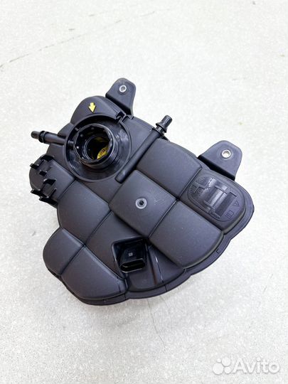 Расширительный бачок BMW M5 M8 17137889450