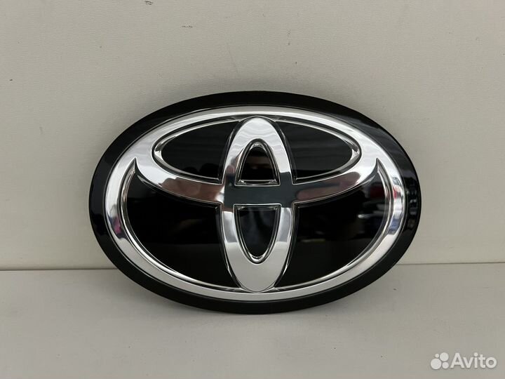 Эмблема передняя Camry v70 аналог