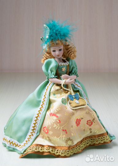 Кукла фарфоровая коллекционная высотой 19 см