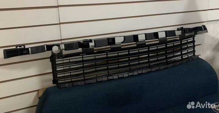 Решетка в бампер центральная Renault Fluence