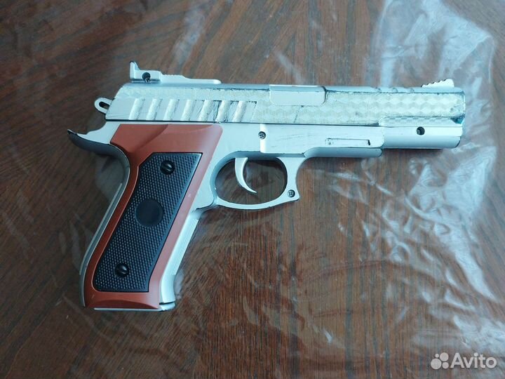 Пистолет игрушечный остался только серый