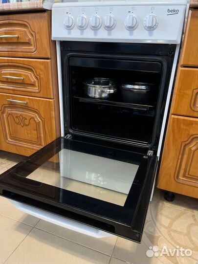 Продаю электрическую плиту с духовкой Beko CSS 481
