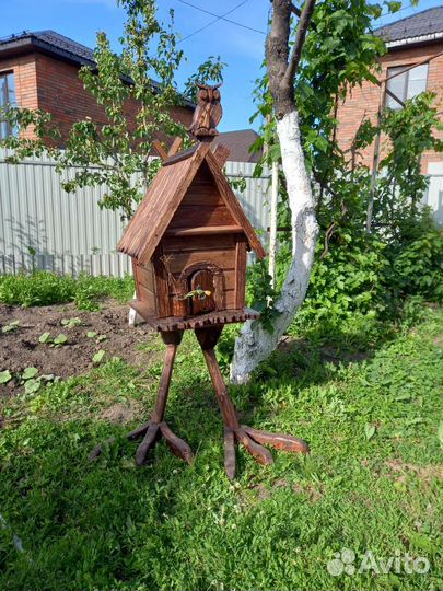 Декоративный домик из дерева для сада