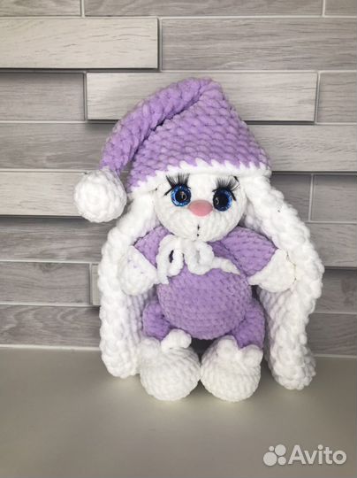 Плюшевая зайка в пижаме вязанная