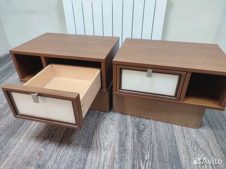 Две прикроватные тумбы