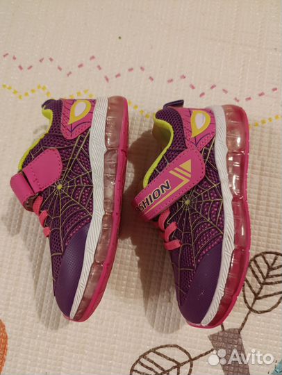 Кроссовки для девочки