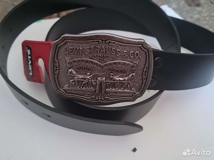 Мужской кожаный ремень с пряжкой