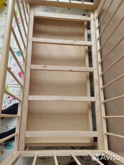 Детская кроватка с маятником и ящиком