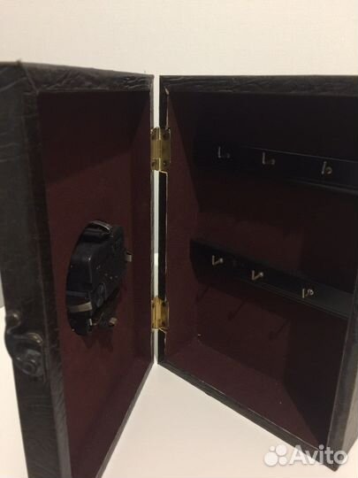 Ключница настенная с часами