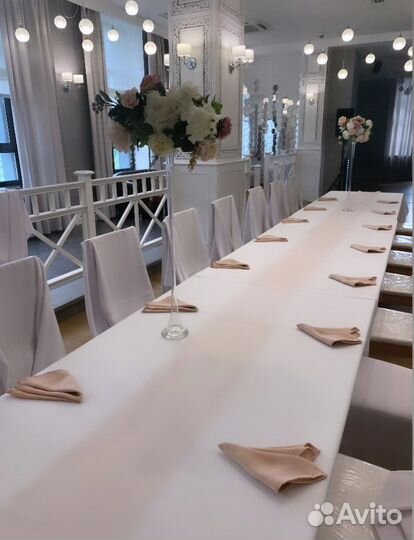 Металлические стойки и цветочные композиции для св