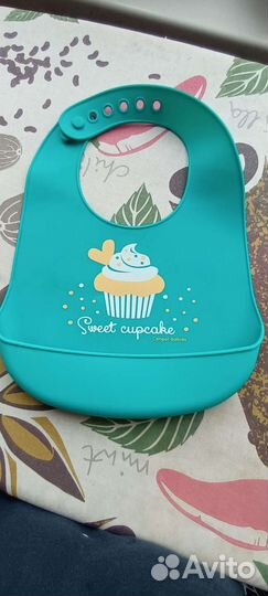 Контейнер для детской смеси и нагрудник