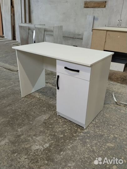 Письменный стол белый