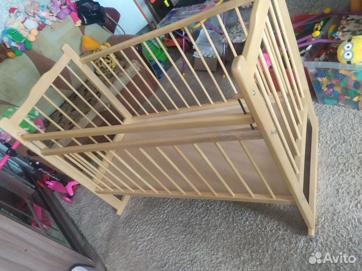 Детская кроватка с маятником