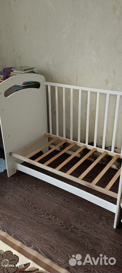 Детская кроватка с маятником и ящиком