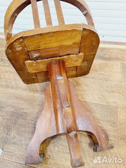 Старинный стул для пианино. Механизм прокручиваетс