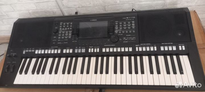 Синтезатор Yamaha PSR-S775