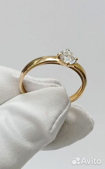 Золотое кольцо с камнем 18,5р