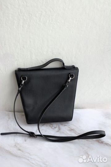 Сумка черная кросс-боди через плечо трапеция