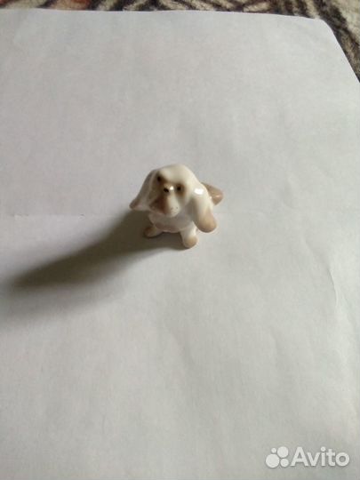 Фарфоровая статуэтка собака