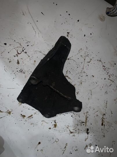 Кронштейн двигателя ARJ 2,4 Audi A6 C5