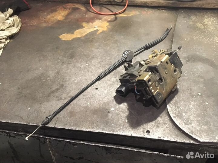 Замок двери передней правой Пассат Б5