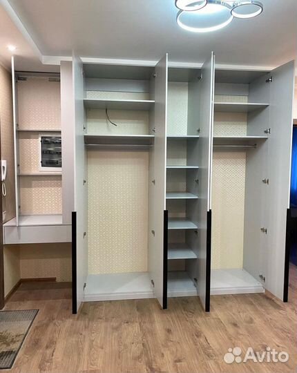 Шкаф с зеркалом