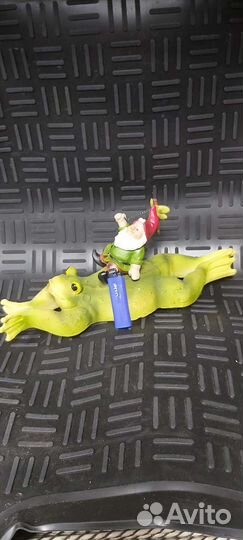 Фигурка гном на лягушке, плавающие в пруд, фонтан