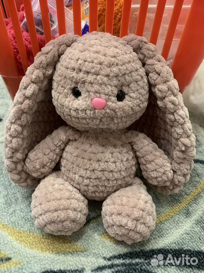 Плюшевый заяц вязаный