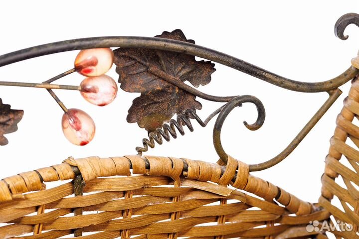 Корзина плетеная винтажная с кованым орнаментом