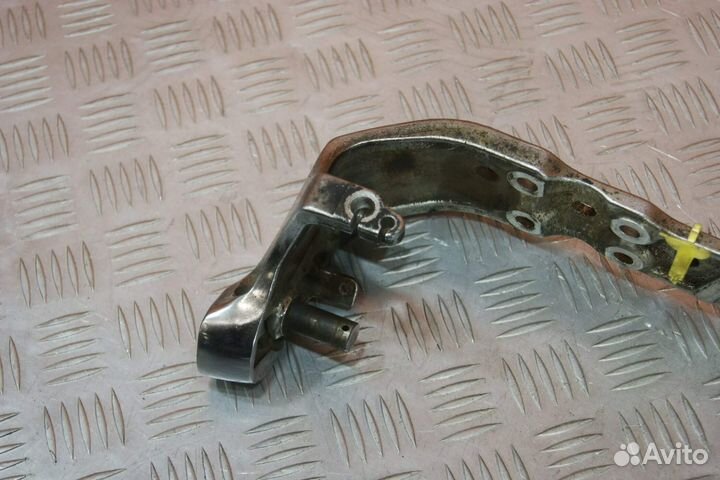 Крепление подножек Suzuki Intruder 400