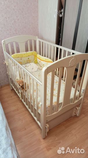 Детская кроватка с продольным маятником