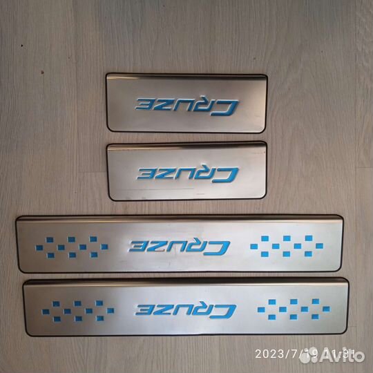 Комплект металлических накладок на пороги Круз