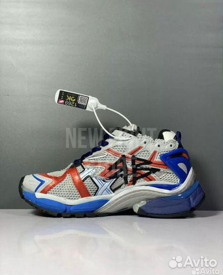 Кроссовки balenciaga runner graffiti на руках