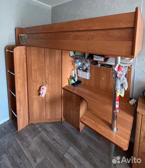 Детский уголок с кроватью и столом