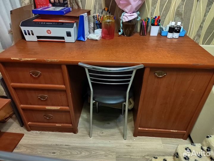 Письменный стол, полки настенные