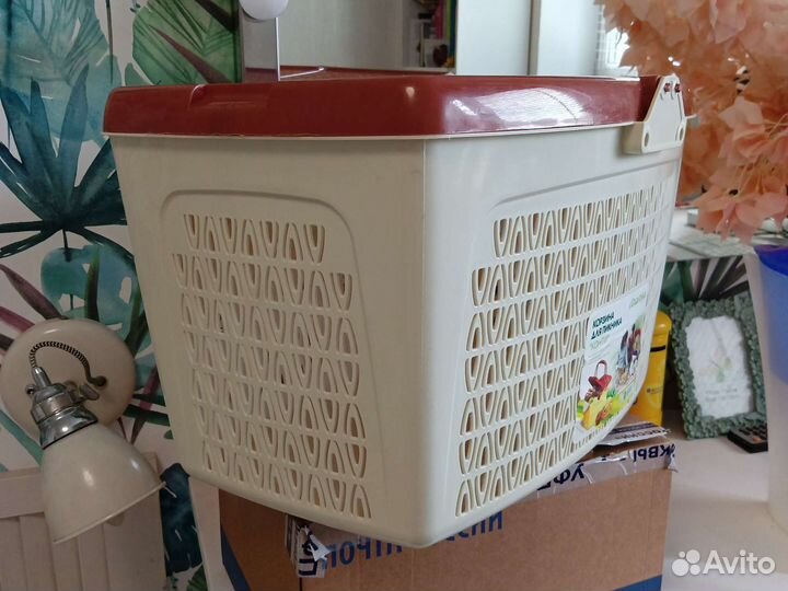 Матрас надувной и пластиковая корзина