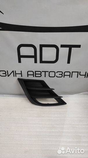 Рамка противотуманной фары правая Mazda 3 BL