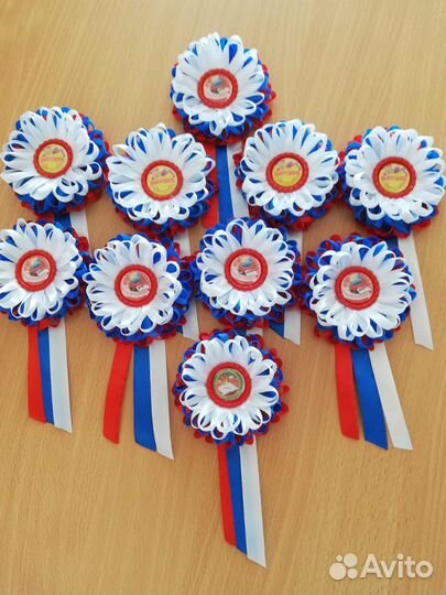 Брошь, значки на выпускной