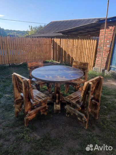 Стол и стулья