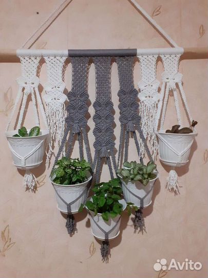 Настенное кашпо для цветов