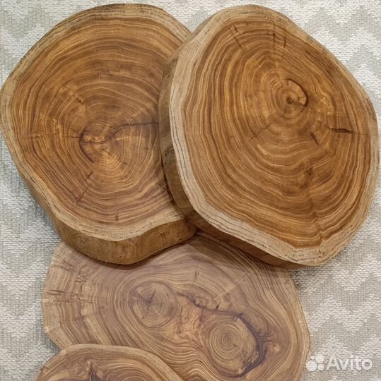 Столик из спила карагача