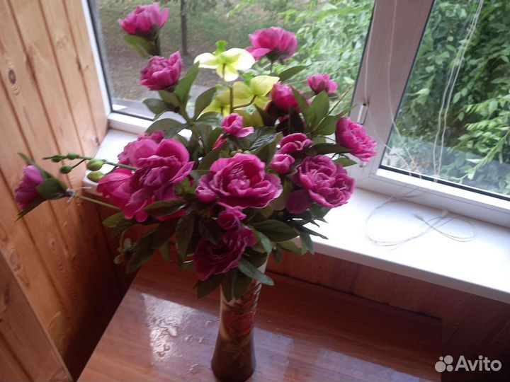 Керамическая ваза с цветами