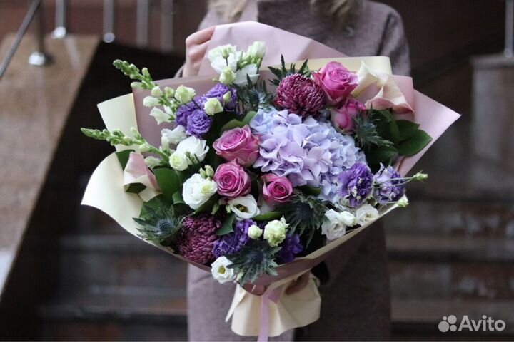 Доставка букетов. Ирисы, розы. Предзаказ