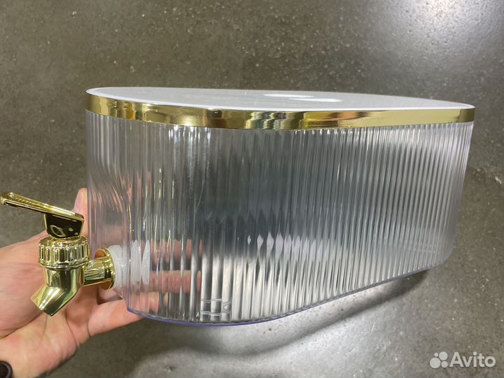 Емкость для напитков с краном