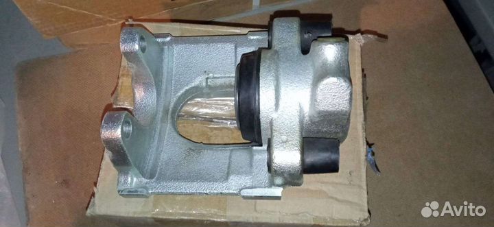 Суппорт задний правый 7H8615424 Фольксваген T5